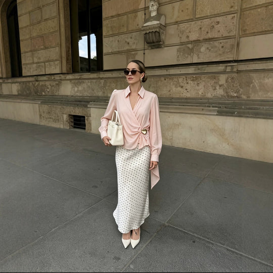 Damen Wickelbluse aus seidigem Crêpe mit Drapierung, tiefem V‑Ausschnitt und goldem Zierknopf Nord Taschen