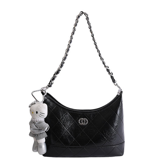 Damen modische Schultertasche mit elegantem Kettenriemen und verspieltem Anhänger Nord Taschen