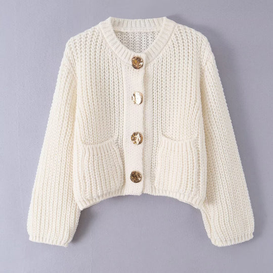 Damen Grobgestrickte Kurzstrickjacke mit großen Zierknöpfen und aufgesetzten Taschen Nord Taschen