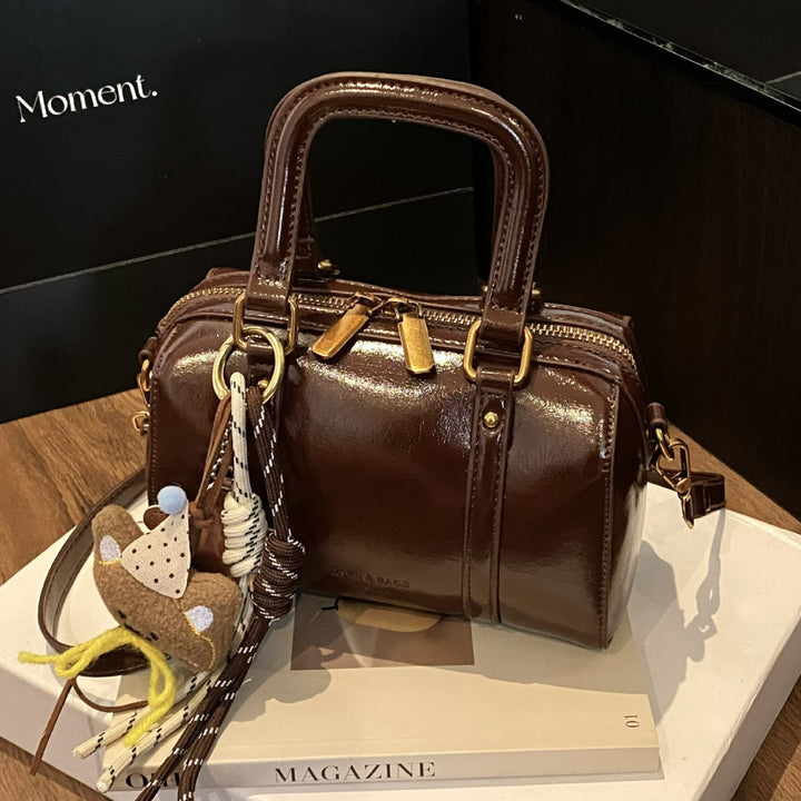 Damen Handtasche mit verspieltem Anhänger Nord Taschen