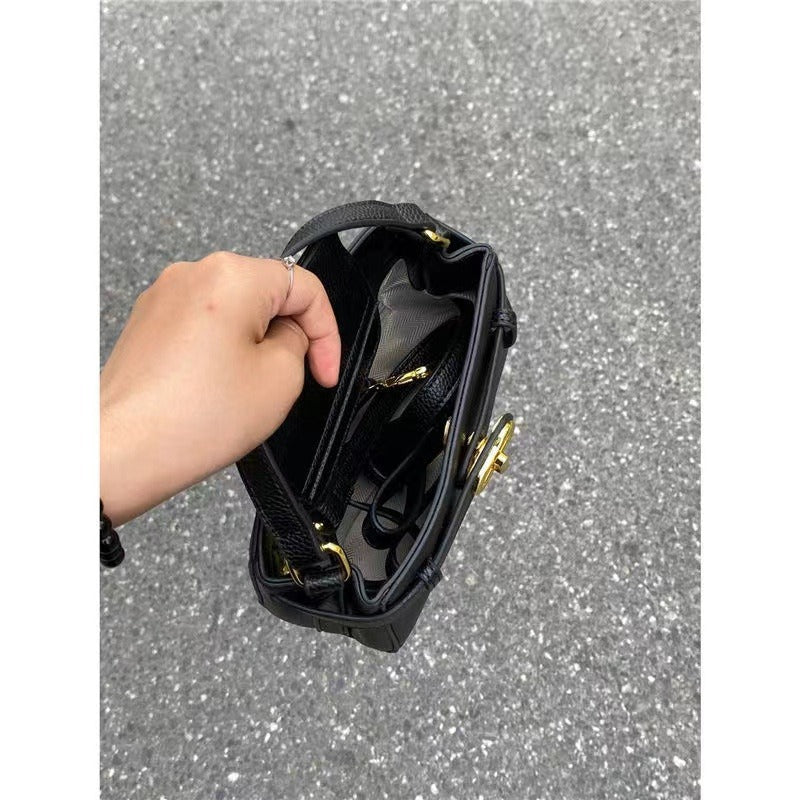 Damen Tragetasche mit eleganter Struktur und luxuriösem Kettenverschluss Nord Taschen