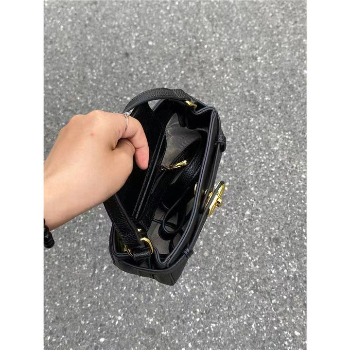 Damen Tragetasche mit eleganter Struktur und luxuriösem Kettenverschluss Nord Taschen