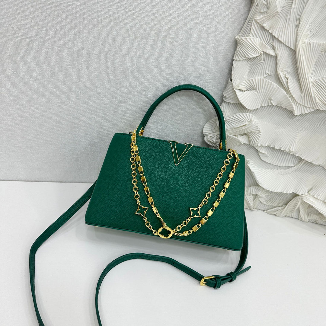 Damen Handtasche mit eleganter Kettenapplikation Nord Taschen