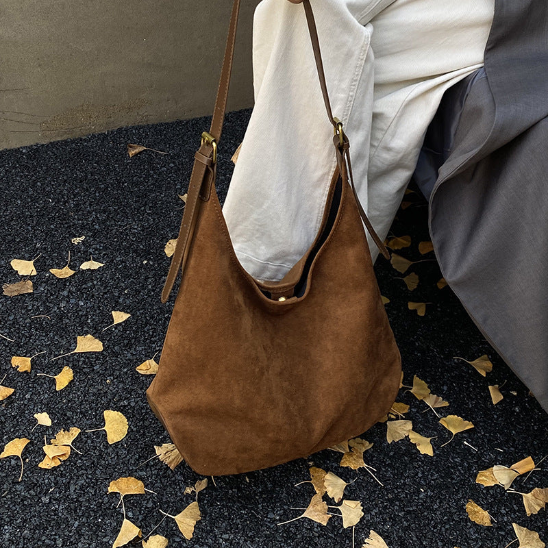 Damen Hobo-Tasche aus feinem Wildleder mit verstellbarem Schulterriemen Nord Taschen