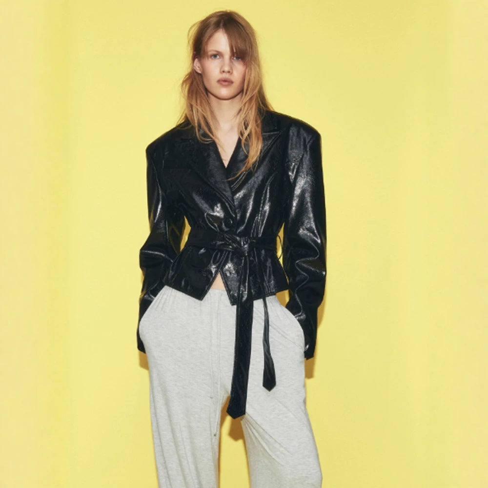 Damen Kurzblazer im Lackleder-Look mit Taillengürtel und fallendem Revers Nord Taschen