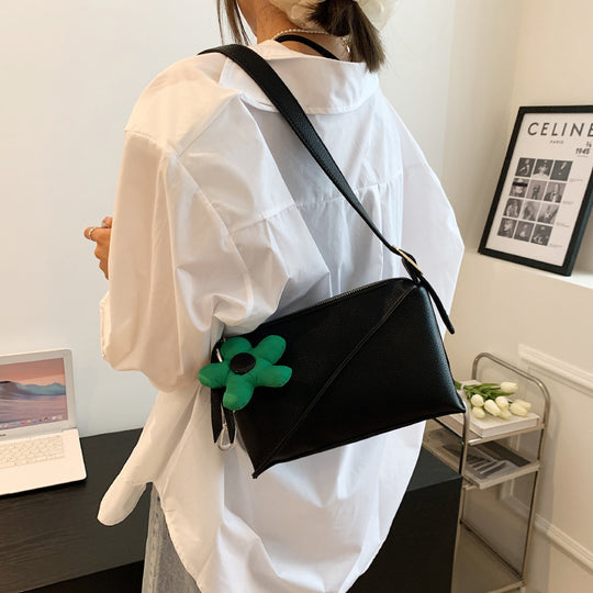 Damen Clutch mit verspieltem Blumendetail | Nord Taschen