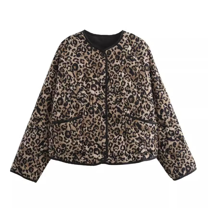 Damen 60+ gesteppte Kurzblousonjacke im Animalprint mit Rundhals und aufgesetzten Taschen Nord Taschen