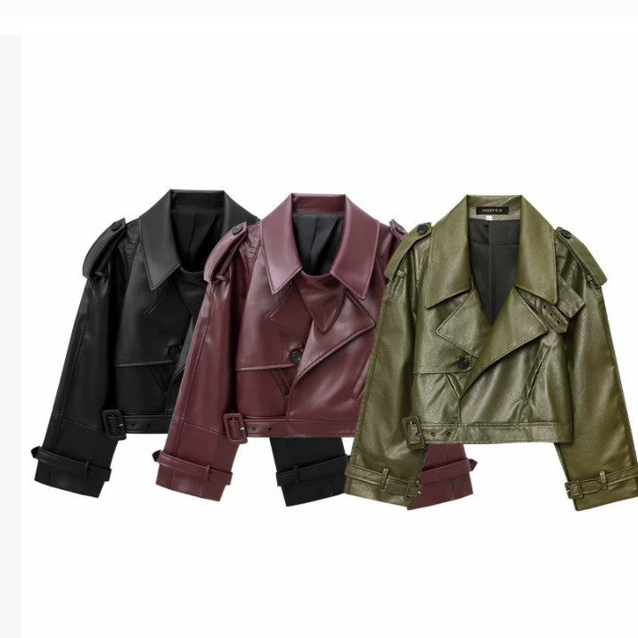 Damen 300+ taillierte Cropped-Bikerjacke aus Kunstleder mit großem Revers, Schulterklappen und Taillengürtel Nord Taschen