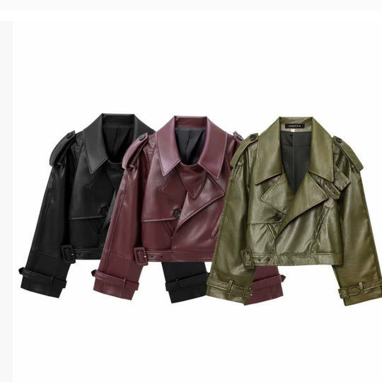 Damen 300+ taillierte Cropped-Bikerjacke aus Kunstleder mit großem Revers, Schulterklappen und Taillengürtel Nord Taschen