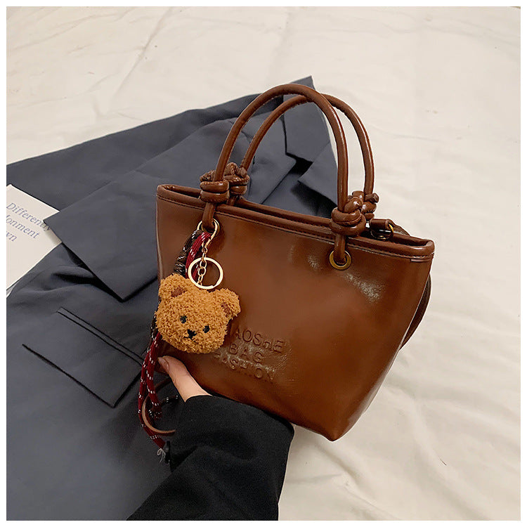 Damen modische Handtasche mit verspieltem Plüschanhänger Nord Taschen