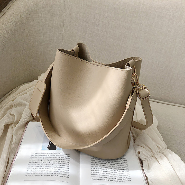 Damen Beuteltasche mit hochwertiger Kunstlederoberfläche und abnehmbarem Schulterriemen Nord Taschen