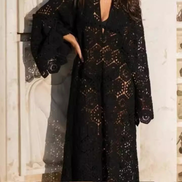 Damen 50+ gehäkeltes Maxikleid‑Kaftan mit V‑Ausschnitt, Trompetenärmeln und floraler Lochspitze Nord Taschen