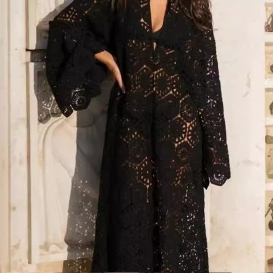 Damen 50+ gehäkeltes Maxikleid‑Kaftan mit V‑Ausschnitt, Trompetenärmeln und floraler Lochspitze Nord Taschen