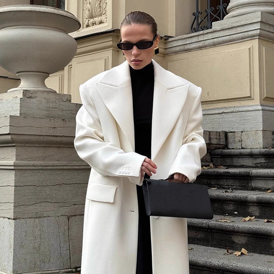 Damen Maxilanger Oversize-Wollmixmantel mit markanten Schulterpolstern und Reverskragen Nord Taschen