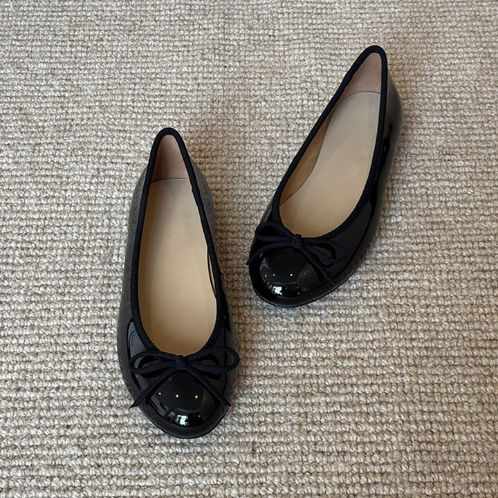 Damen Ballerina-Schuhe mit glänzender Oberfläche und verspieltem Schleifenakzent