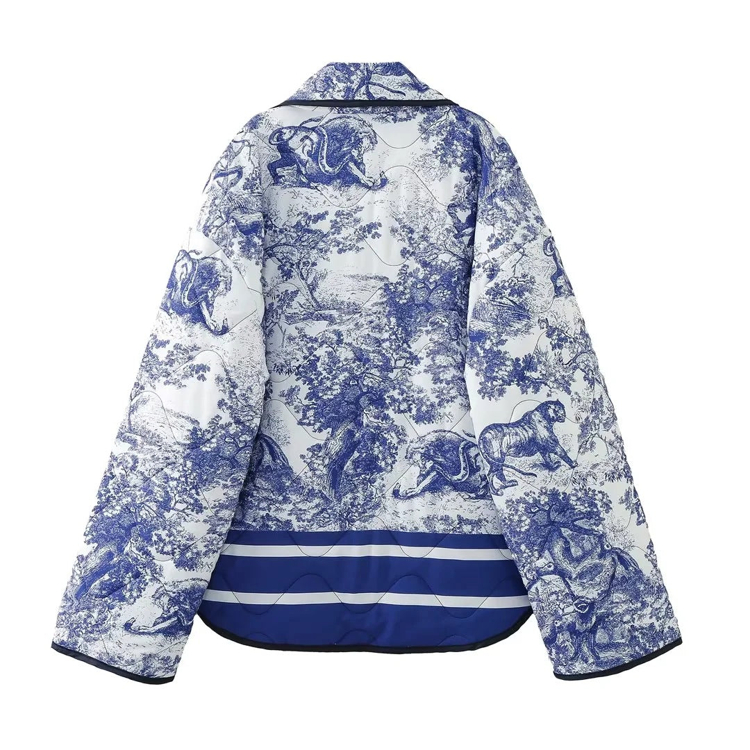 Damen Steppjacke im Kimono‑Stil mit Toile‑de‑Jouy Tierprint, Schalkragen und kontrastierenden aufgesetzten Taschen Nord Taschen