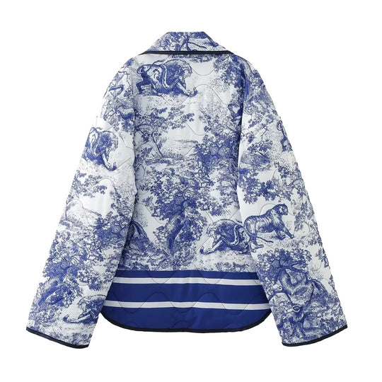 Damen Steppjacke im Kimono‑Stil mit Toile‑de‑Jouy Tierprint, Schalkragen und kontrastierenden aufgesetzten Taschen Nord Taschen