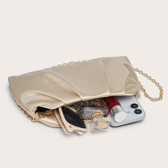 Damen Clutch mit elegantem Faltendesign und goldfarbener Kettenverzierung Nord Taschen