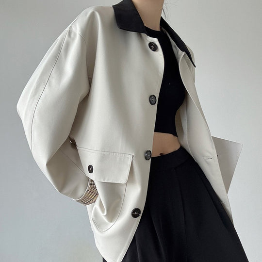 Damen Boxy Kurzjacke im leichten Trenchstil mit Kontrastkragen und kariertem Ärmelaufschlag Nord Taschen