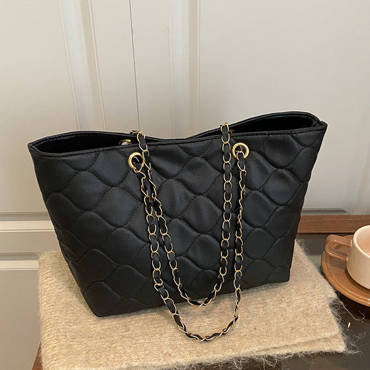 Damen Hobo-Tasche mit stilvollem Steppmuster und goldenen Kettenakzenten Nord Taschen