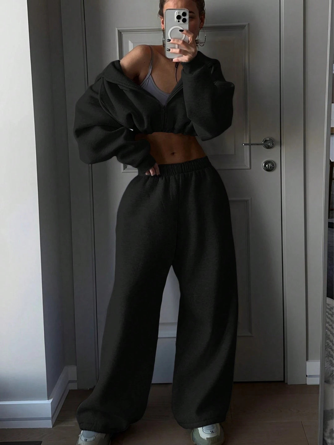Damen athletisches Cropped-Zip-Hoodie und weite High-Waist Lounge-Jogginghose Nord Taschen