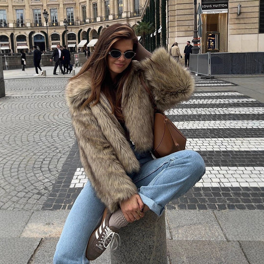 Damen Kurz geschnittener Faux‑Fur Boxy‑Mantel mit Kapuze und Reißverschluss Nord Taschen