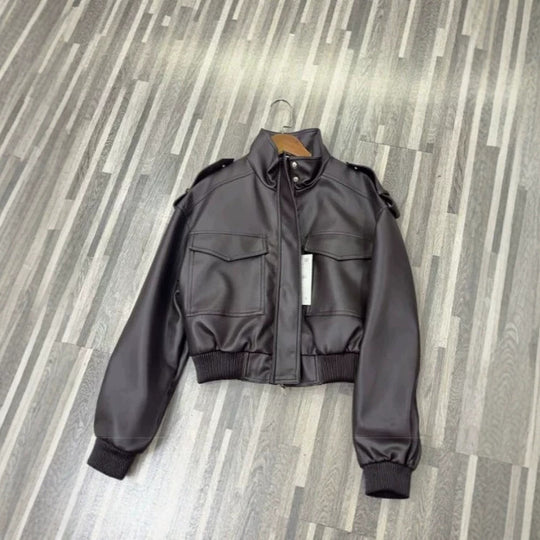 Damen Kurze PU-Leder-Bomberjacke mit hohem Stehkragen, Pattentaschen und Schulterklappen Nord Taschen