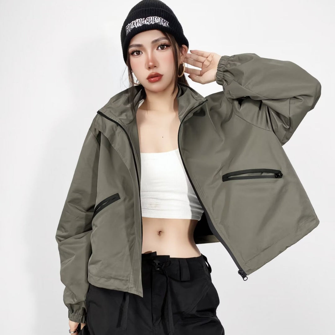 Damen Cropped Regenjacke mit Kapuze, wasserabweisender Tech‑Qualität und schrägen Reißverschlusstaschen Nord Taschen