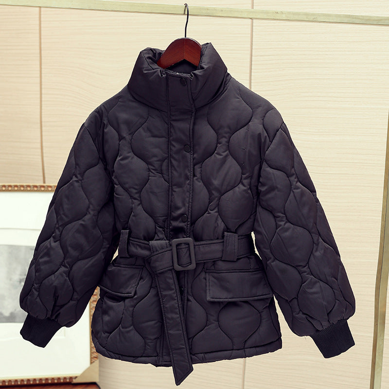 Damen nan gesteppte Taillierte Steppjacke mit Wickelgürtel, Stehkragen und Pattentaschen Nord Taschen