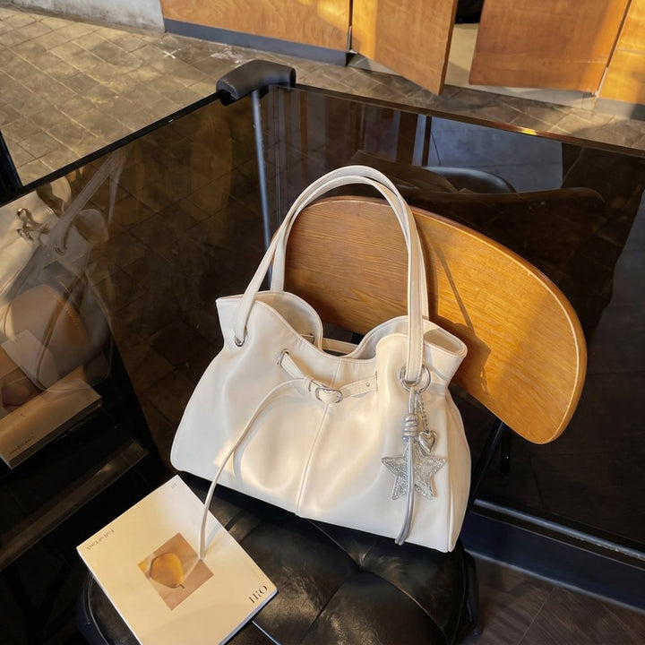 Damen modische Shopper Tasche mit elegantem Kordelzug und dekorativem Anhänger Nord Taschen