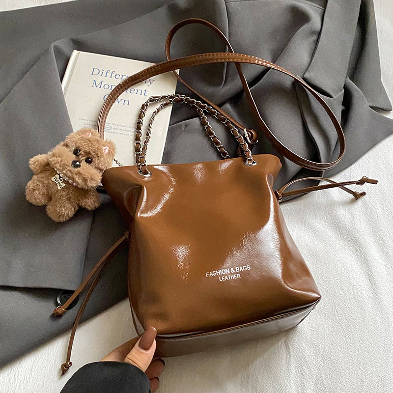 Damen Hobo-Tasche mit elegantem Kettenakzent und modernem Kordelzug Nord Taschen