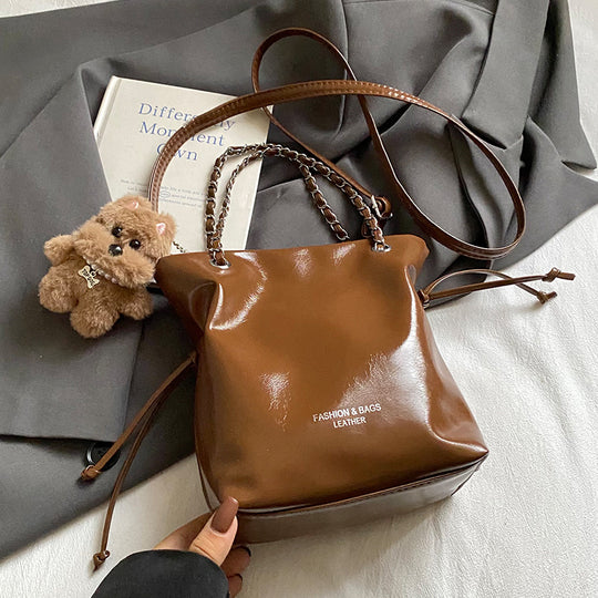 Damen Hobo-Tasche mit elegantem Kettenakzent und modernem Kordelzug Nord Taschen