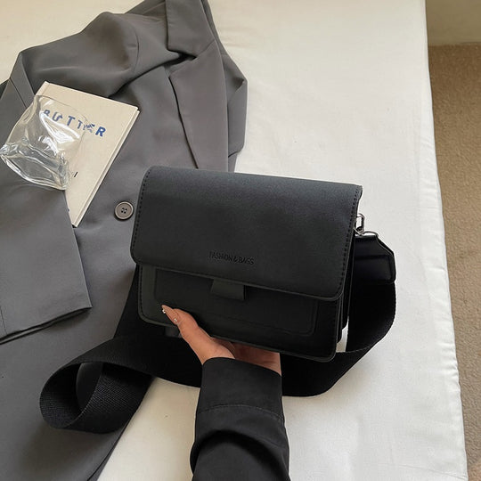 Damen Umhängetasche mit innovativem Klappverschluss und hochwertigen Akzenten Nord Taschen