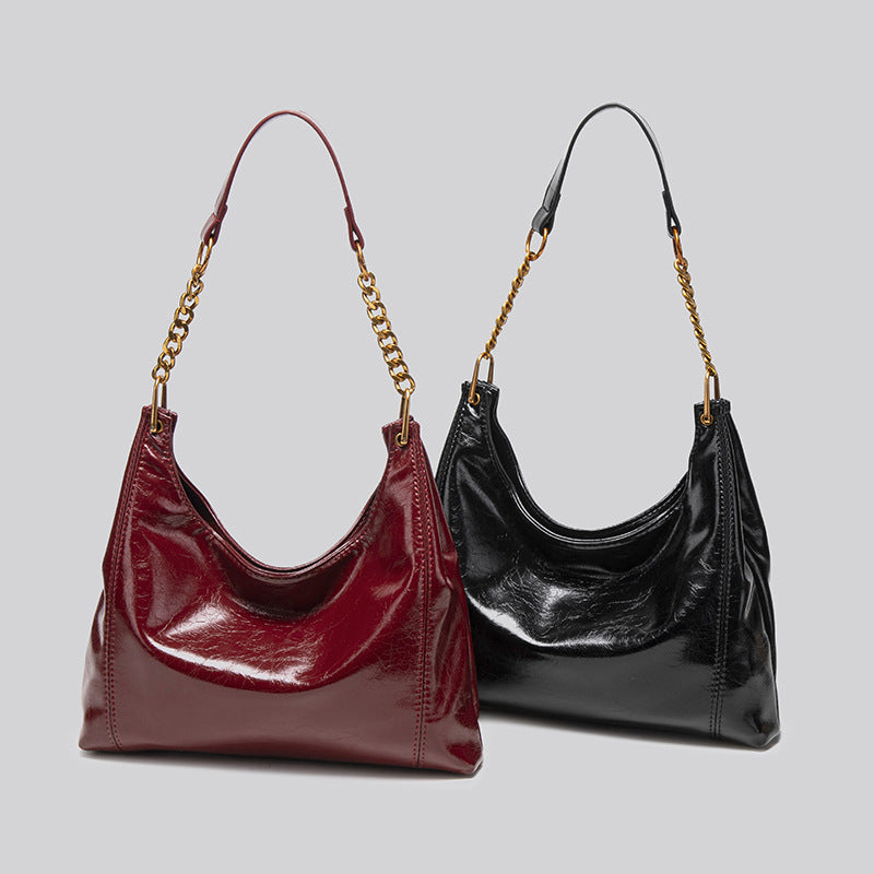 Damen Hobo-Tasche mit glänzender Oberfläche und dekorativem Kettenhenkel Nord Taschen