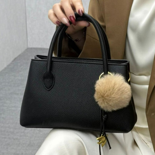 Damen Handtasche aus hochwertigem Kunstleder mit dekorativem Pelzanhänger Nord Taschen