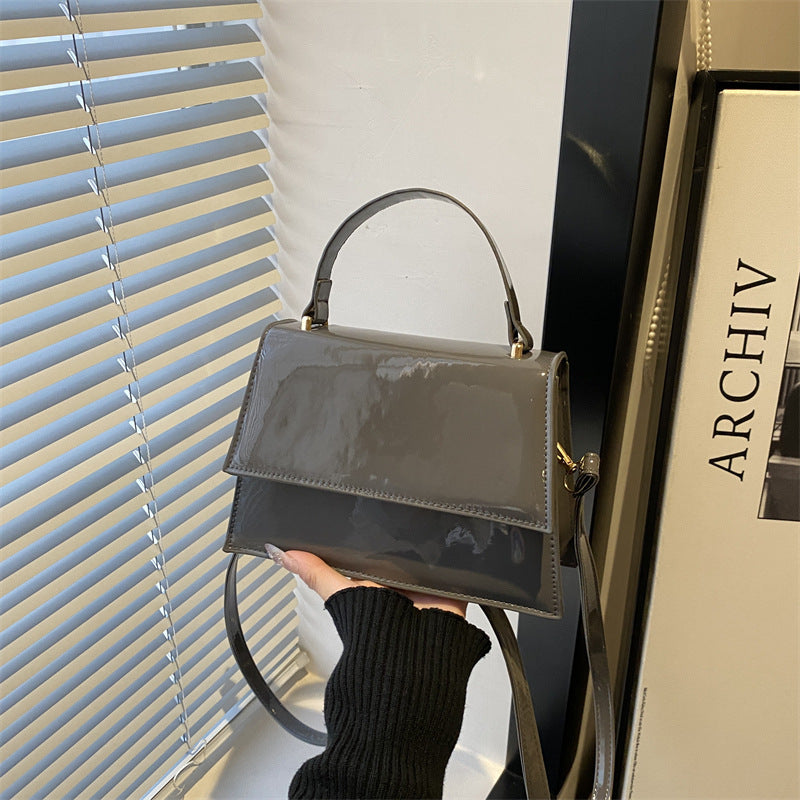 Damen stilvolle Lackleder Handtasche mit elegantem Klappverschluss Nord Taschen