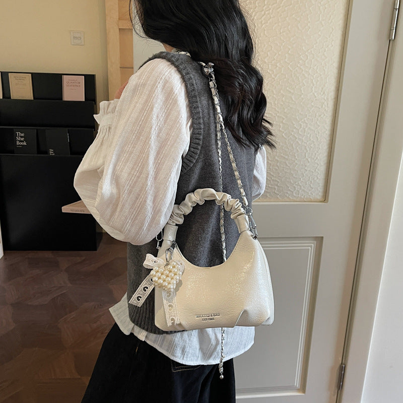 Damen Mini-Handtasche mit voluminösem Rüschendesign und trendy Anhängern Nord Taschen