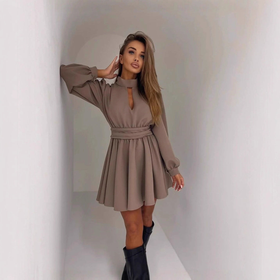 Damen Elegantes Kurzkleid mit Stehkragen, Cut-Out, weitem Glockenrock und Taillenschärpe Nord Taschen