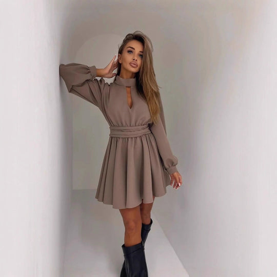 Damen Elegantes Kurzkleid mit Stehkragen, Cut-Out, weitem Glockenrock und Taillenschärpe Nord Taschen