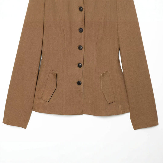 Damen Taillierte Kurzblazerjacke mit Kontrastkragen und Pattentaschen Nord Taschen