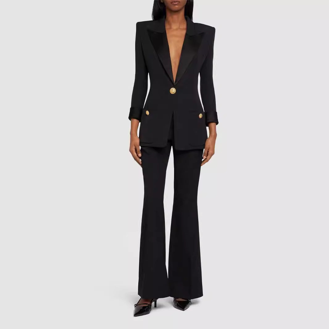 Damen Taillierter Smoking‑Blazer mit Satin‑Schalkragen und dekorativen Medaillonknöpfen Nord Taschen