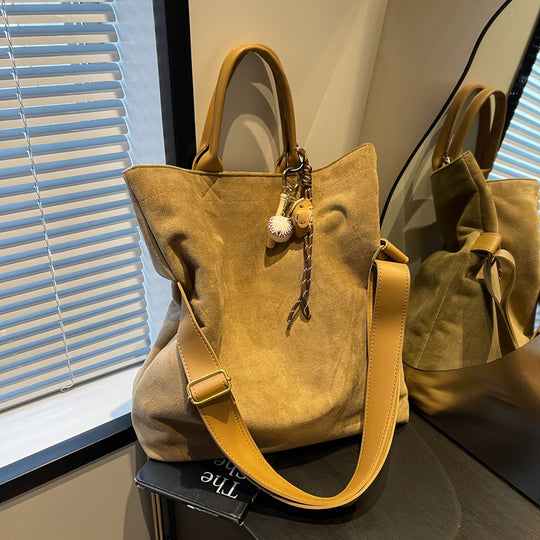 Damen stilvolle Schultertasche mit abnehmbarem Schlüsselanhänger Nord Taschen