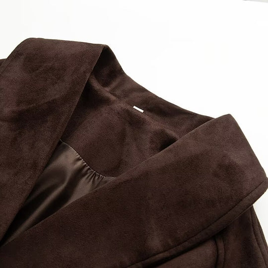 Damen 30+ taillierte Kurzjacke mit Schalkragen, Bindegürtel und Kunstvelours Nord Taschen