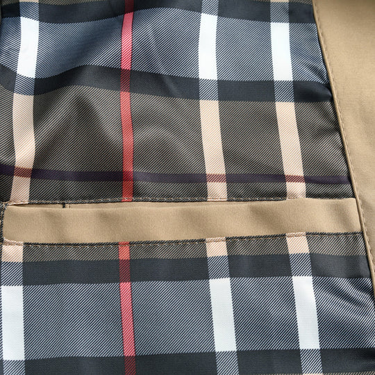 Herren Schmal geschnittener Trenchcoat mit Reverskragen und dezenter Knopfleiste Nord Taschen