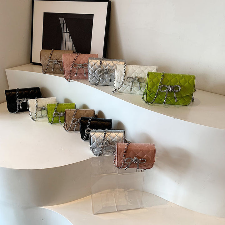 Damen Mini-Handtasche mit luxuriösem Steppmuster und funkelndem Kettenanhänger Nord Taschen