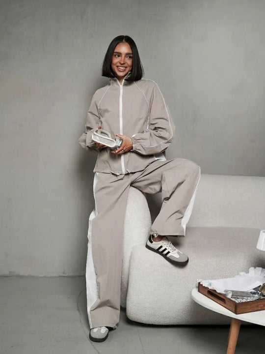 Damen sportlich-elegantes Trackset mit Stehkragen, Reißverschlussjacke und weitem Seitenstreifen-Hose Nord Taschen