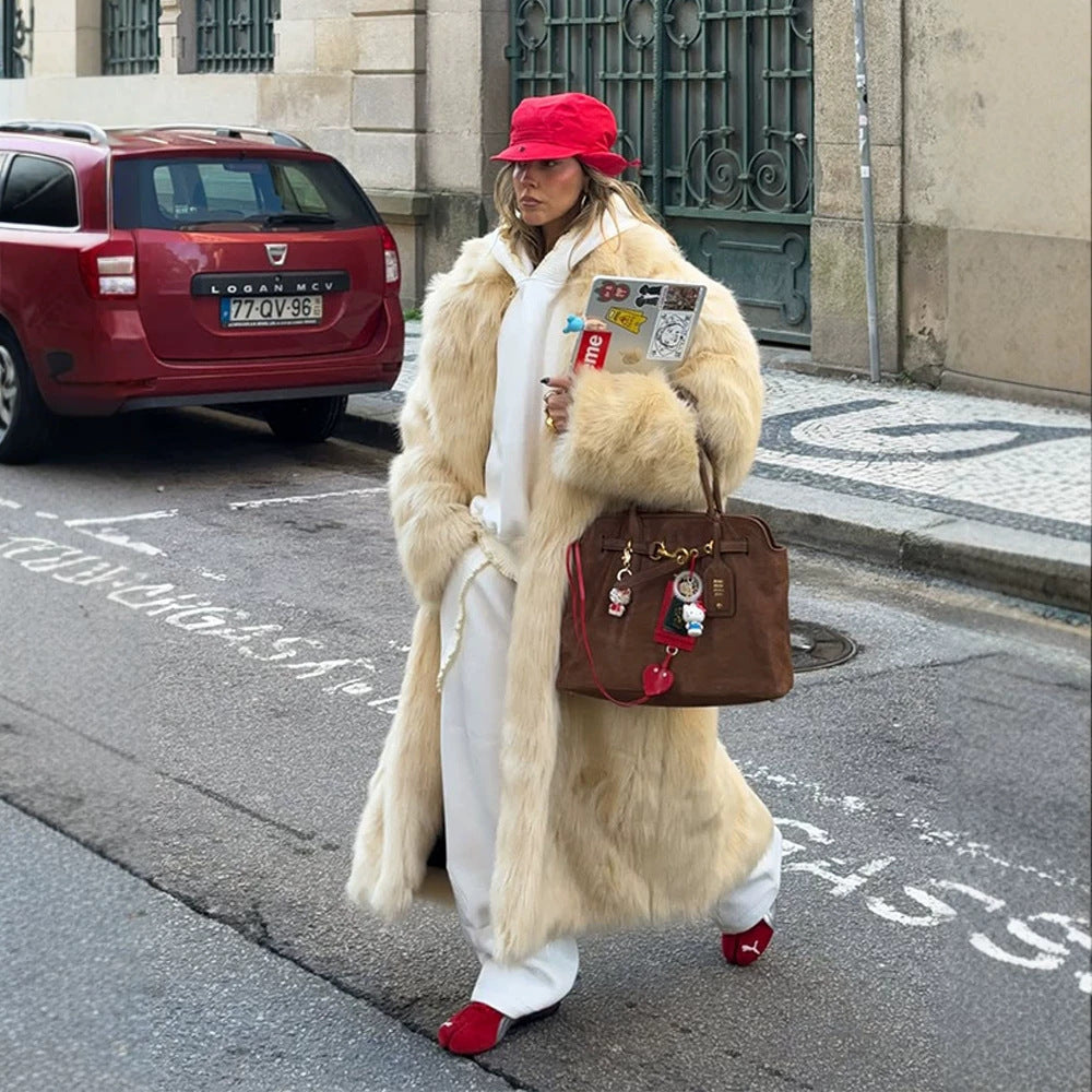 Damen Extravaganter Longcoat aus Hochflor-Kunstpelz mit voluminösem Schalkragen und taillierter Silhouette Nord Taschen