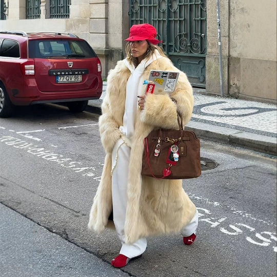 Damen Extravaganter Longcoat aus Hochflor-Kunstpelz mit voluminösem Schalkragen und taillierter Silhouette Nord Taschen