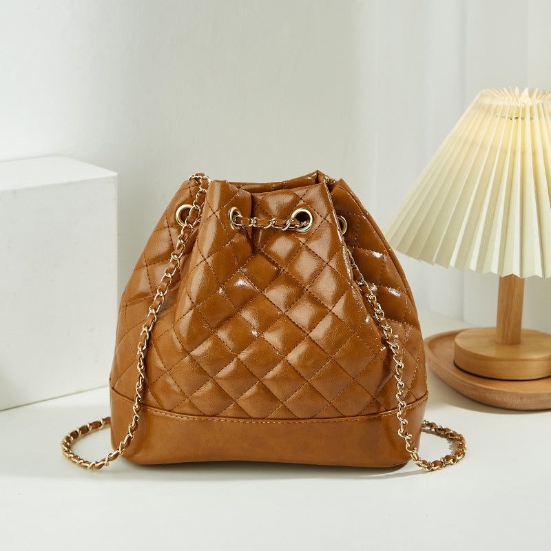 Damen Hobo-Tasche mit glänzender Oberflächenstruktur und eleganter Kettenverzierung Nord Taschen
