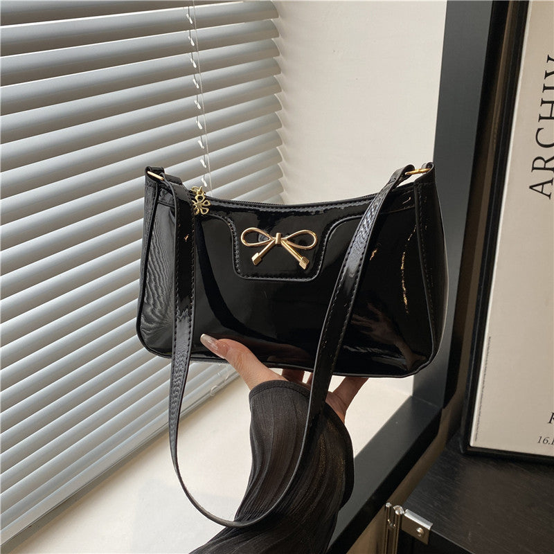 Damen elegante Umhängetasche mit schimmerndem Lackfinish und dekorativem Schleifenakzent Nord Taschen